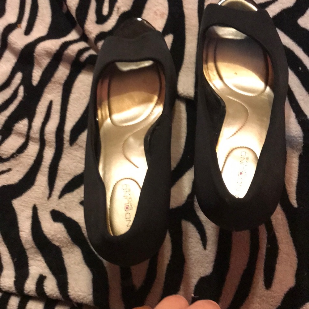 Gently worn peep toe pumps